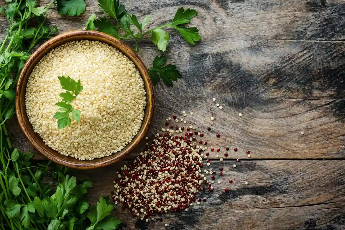 Cooked quinoa rice and raw quinoa seeds.